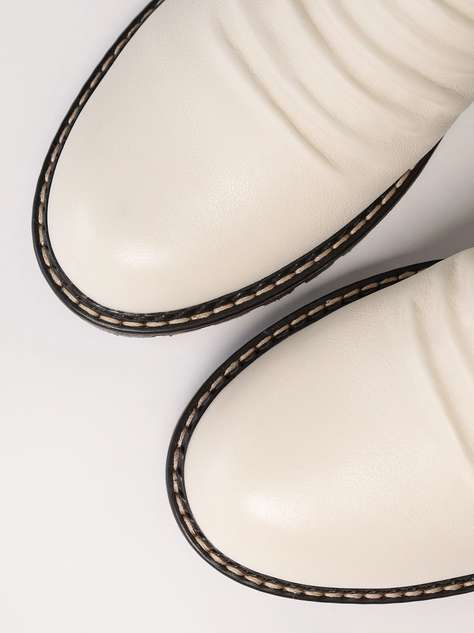 Ботинки молочного цвета на среднем каблуке